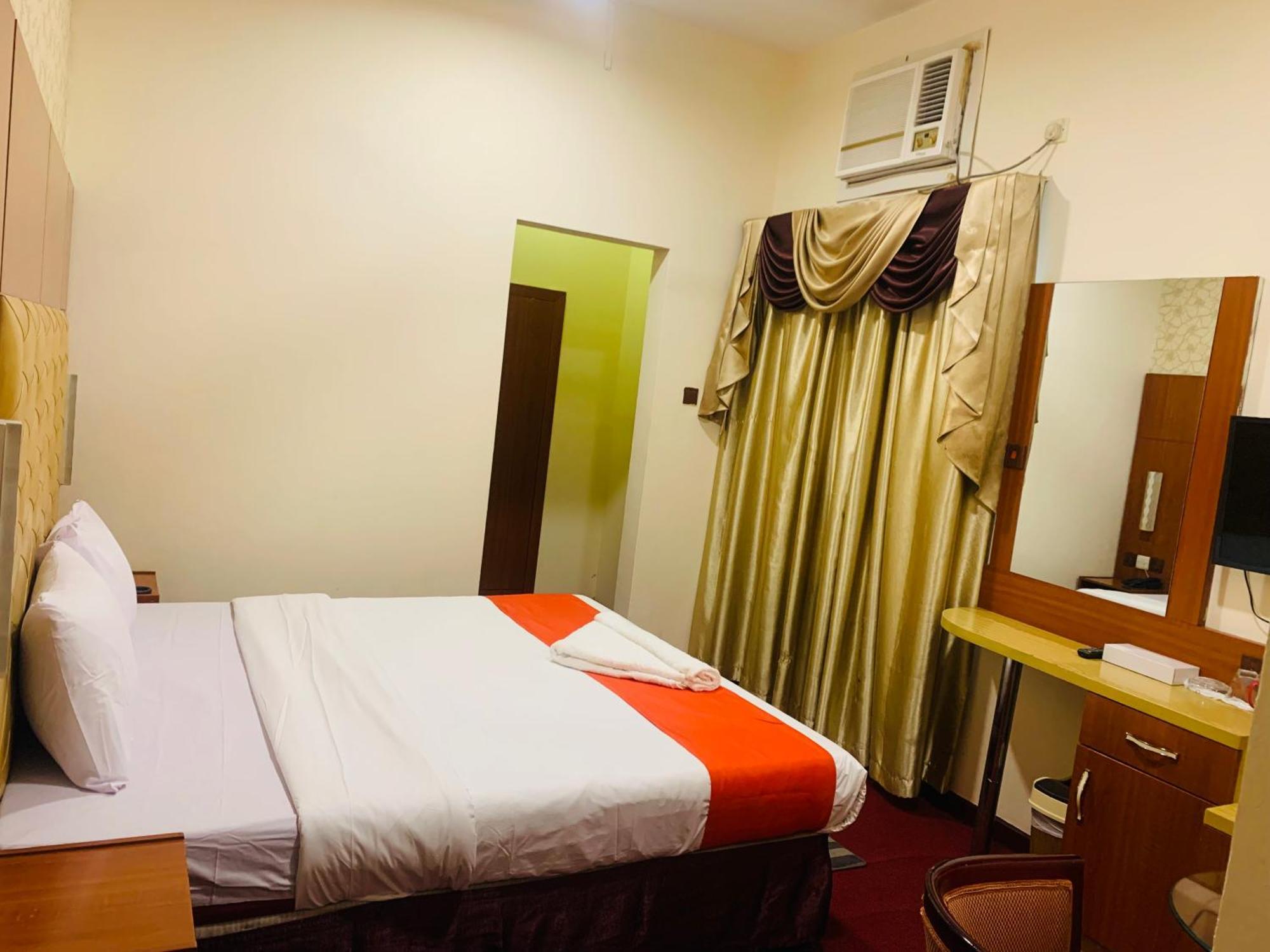Parasol Hotel Дубай Екстериор снимка