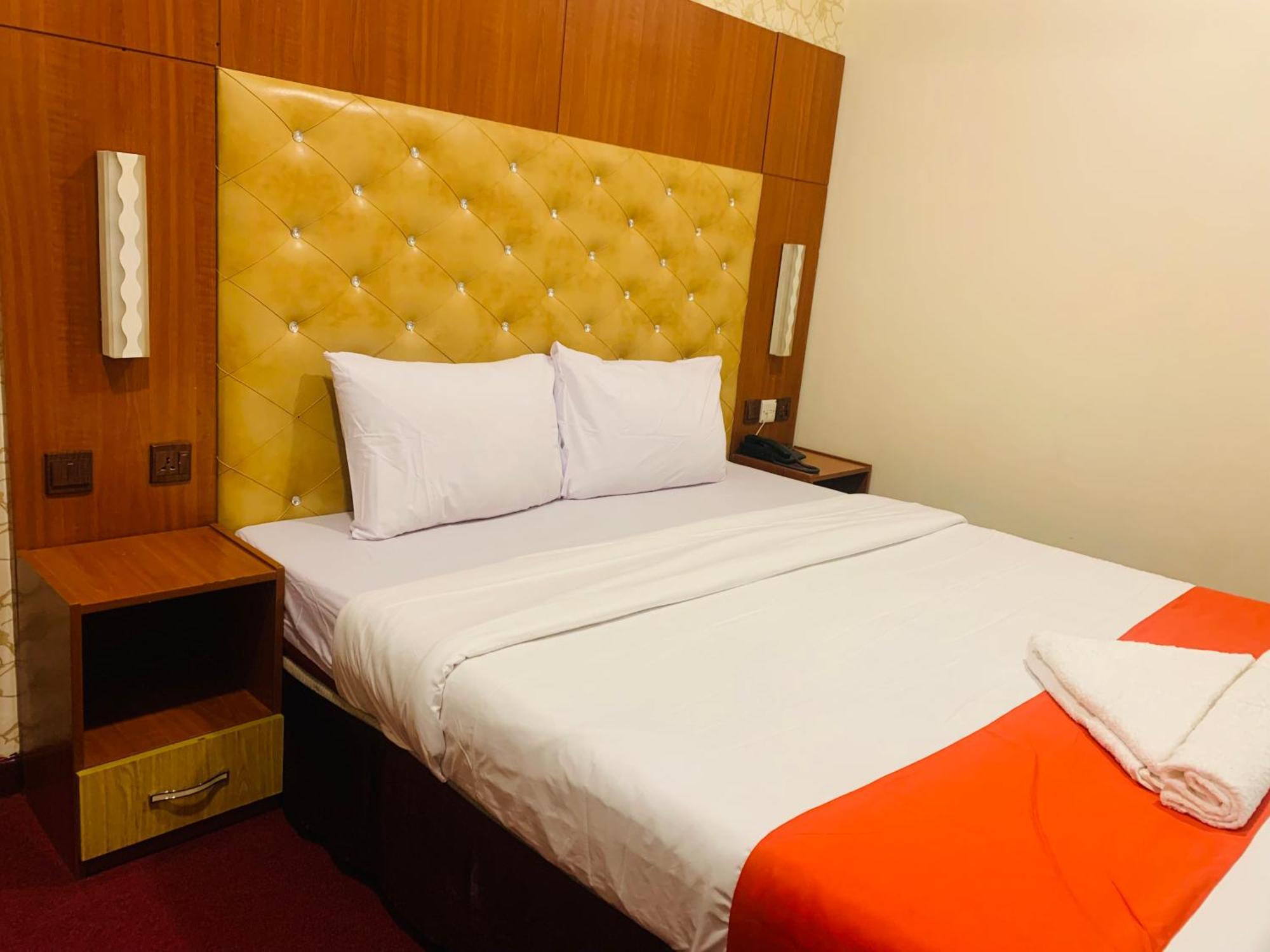 Parasol Hotel Дубай Екстериор снимка