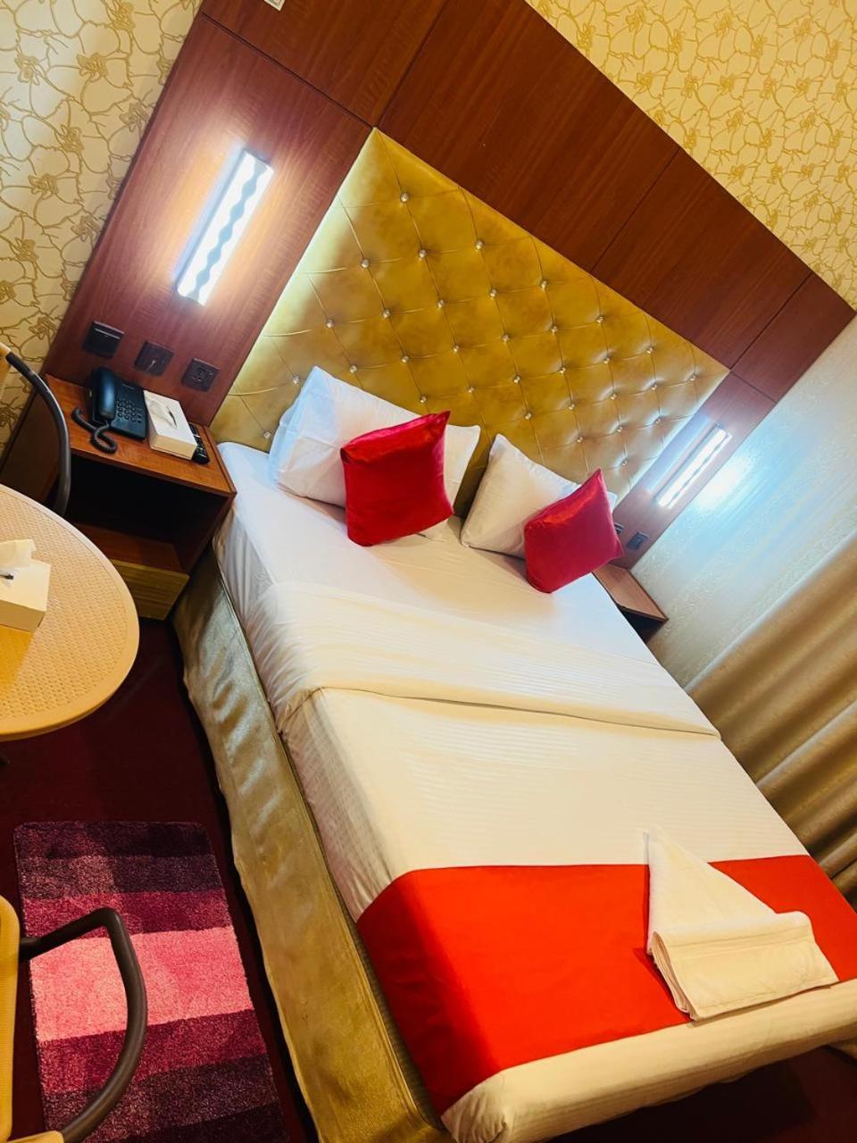 Parasol Hotel Дубай Екстериор снимка