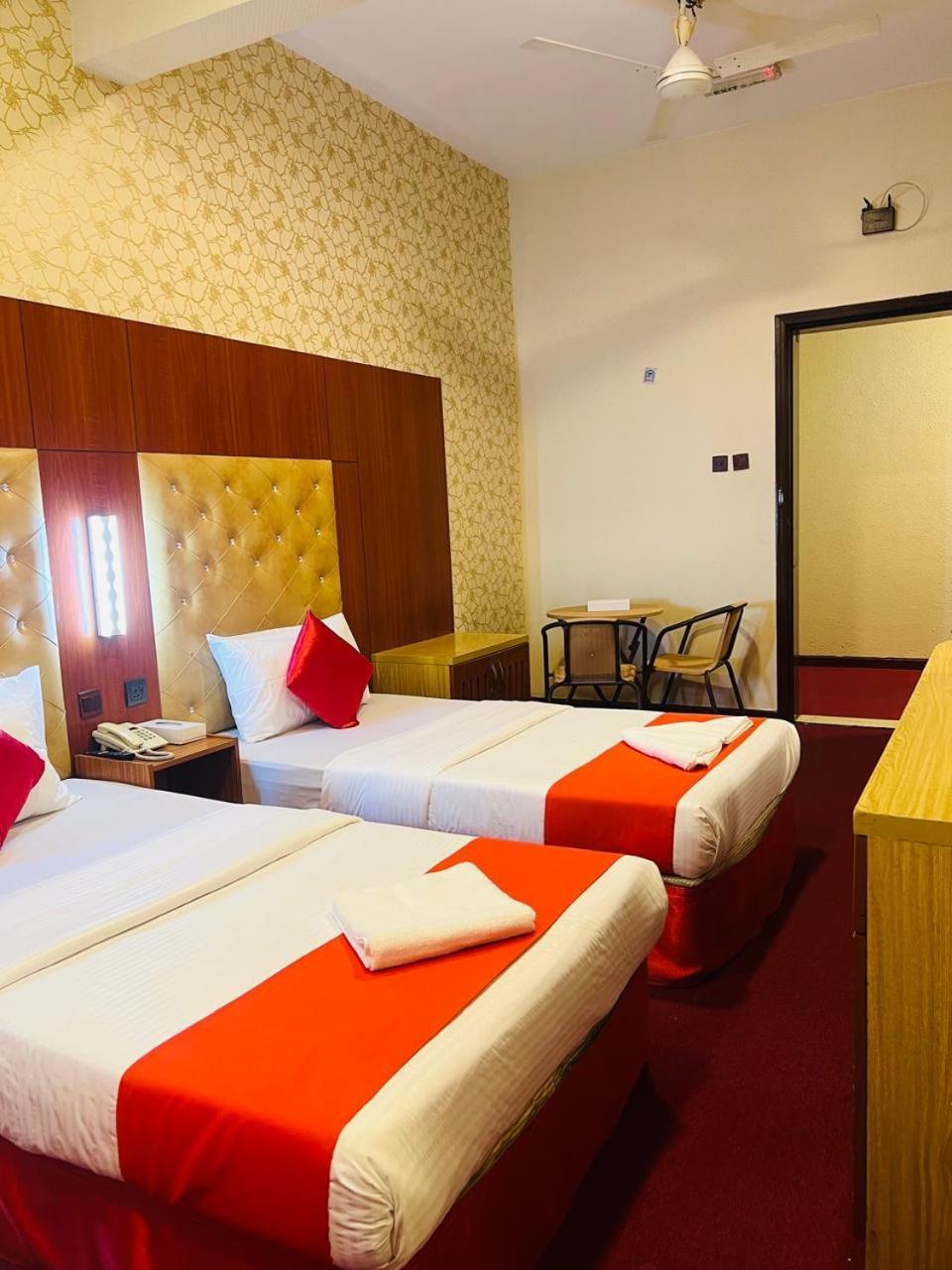 Parasol Hotel Дубай Екстериор снимка